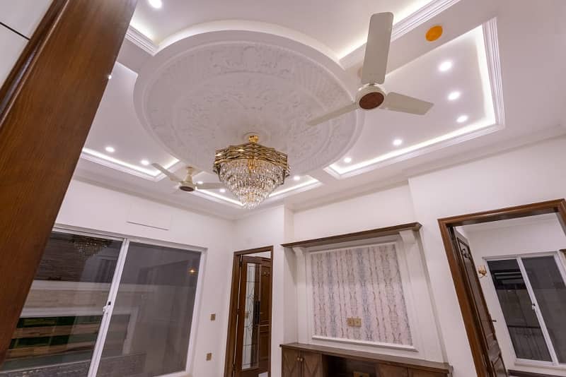 10 MARLA LUXURY BUNGALOW HOUSE FOR SALE VERY SUPER HOT LOCATION IN DHA 11 RAHBAR 30