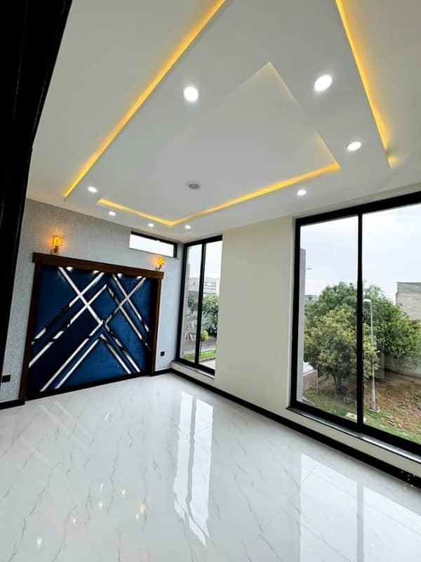 BRAND NEW 5 MARLAS HOUSE AVAILABLE FOR RENT SECTOR D BLOCK CC BAHRIA TOWN LAHORE 11