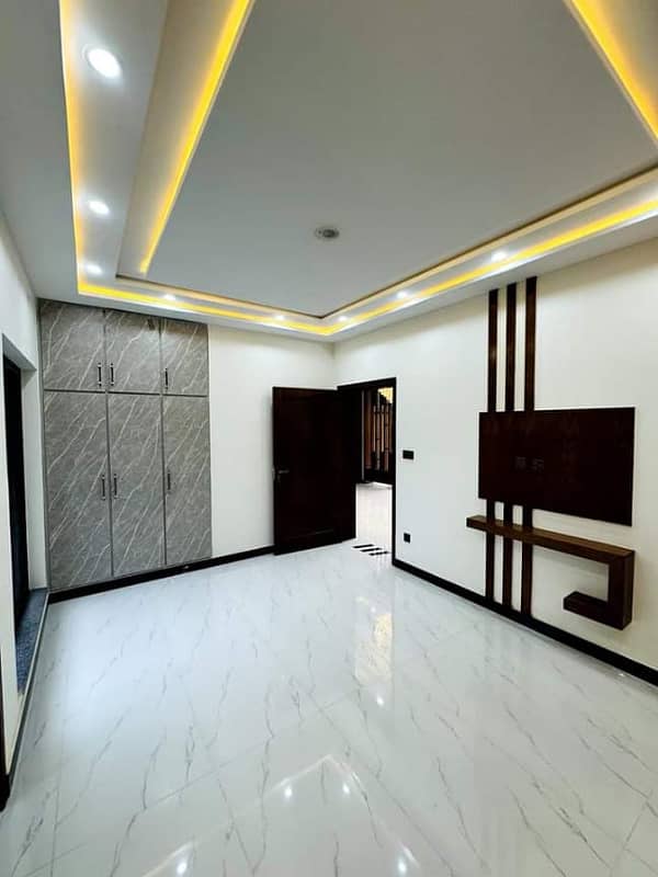 BRAND NEW 5 MARLAS HOUSE AVAILABLE FOR RENT SECTOR D BLOCK CC BAHRIA TOWN LAHORE 19