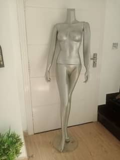 Headless female mannequin 0