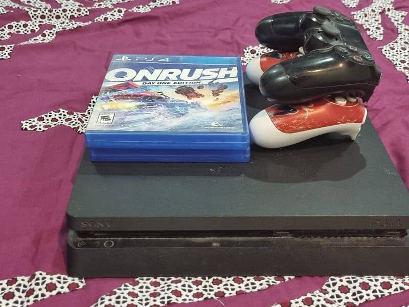 Ps4 slim + 2 controllers + 2 CDs 0