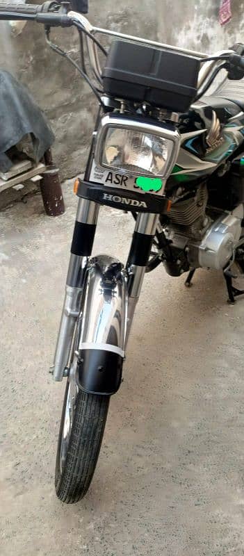 Honda 125 black almost new urgent sale 1