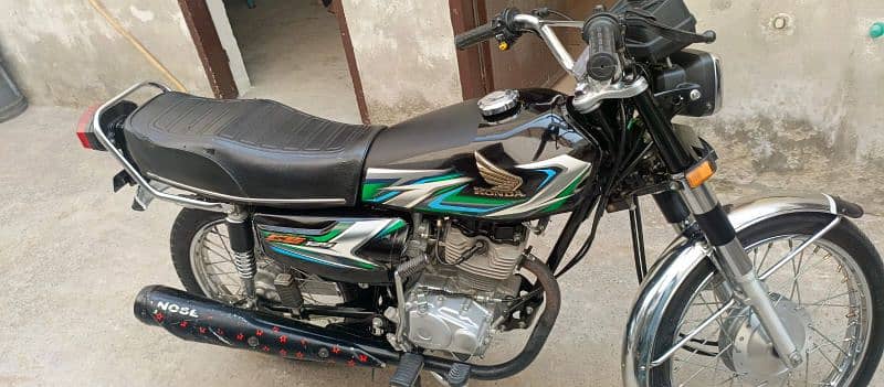 Honda 125 black almost new urgent sale 4