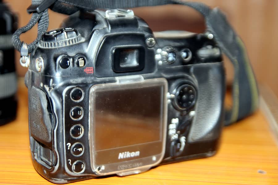 Nikon D200 with 2 battery charger 0