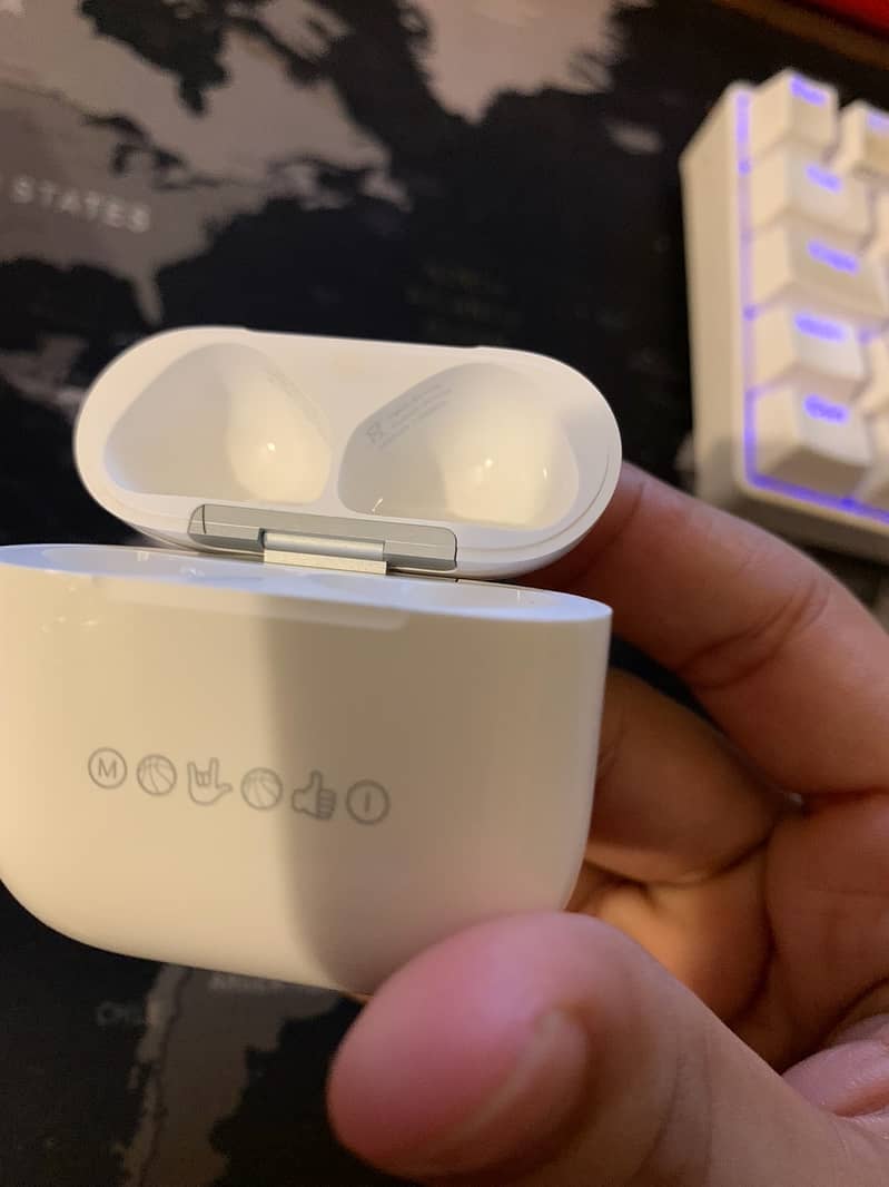 AirPods 4 with ANC (From apple store canada) 6