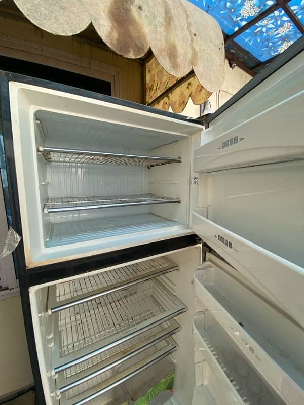 fridge / dawlance fridge / refrigerator / home appliance 3