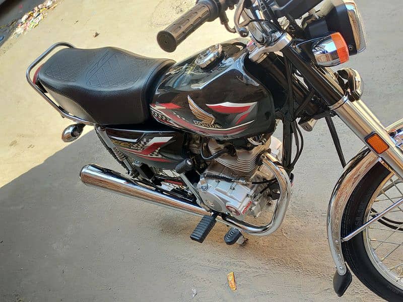 Black Honda 125cc 2