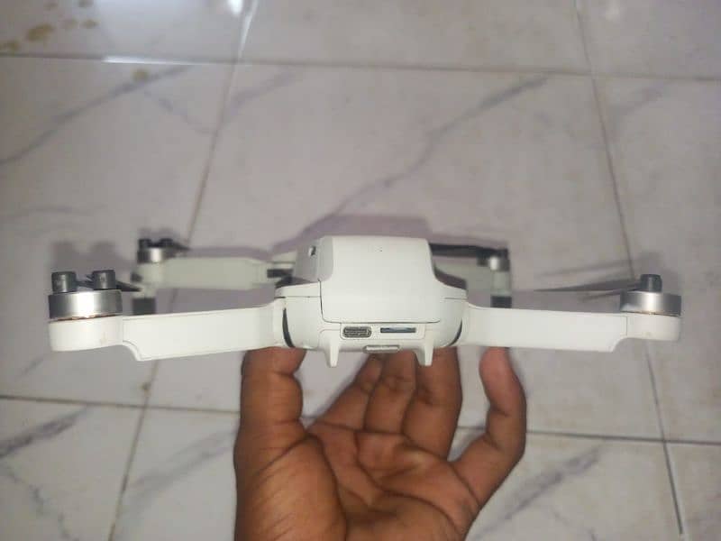 Dji mini 2 for sale 3batteries and batteries box and Remot aur bag 2