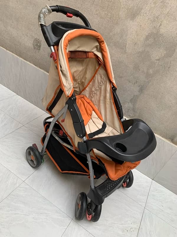 small and easy to carry pram 1 to 2 month use 4