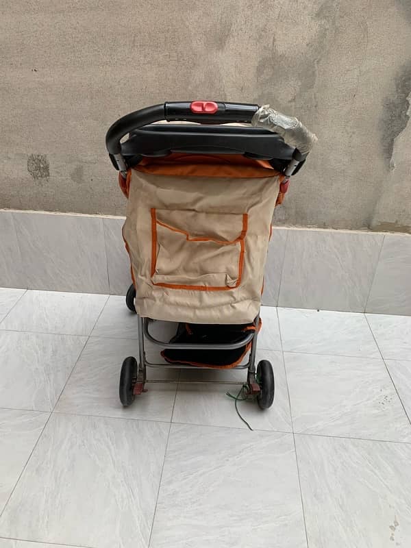 small and easy to carry pram 1 to 2 month use 5