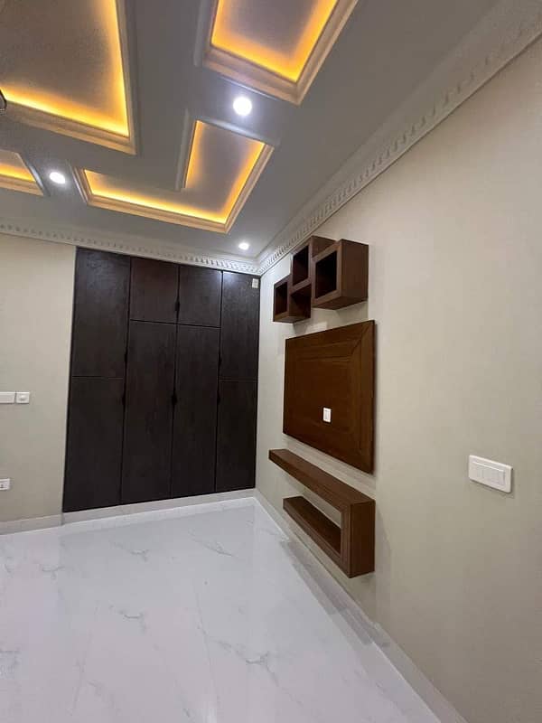 BRAND NEW 10 MARLAS HOUSE AVAILABLE FOR SALE SECTOR B BLOCK TAKBEER BLOCK SHAHEEN BAHRIA TOWN LAHORE 18