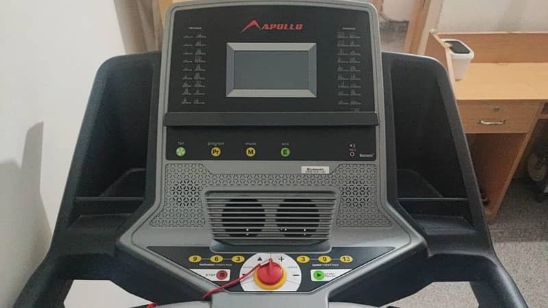 Apollo Air 06i Treadmill with Auto Incline for Sale in best condition 1