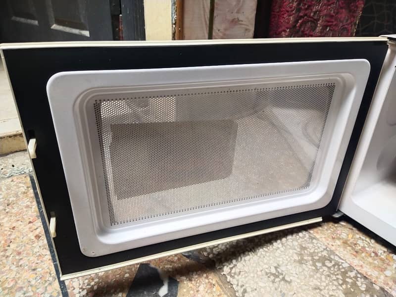 Microwave Oven For Sale New Condition/Full Size 3