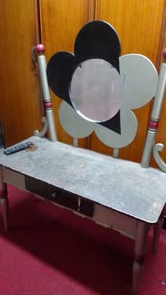 small  dressing table for young girl