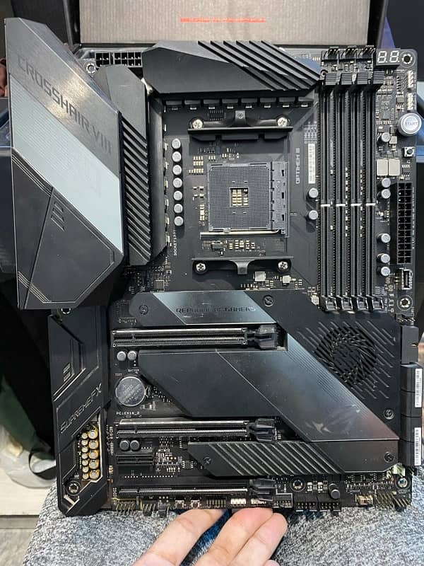 ASUS ROG X570 CROSSHAIR VIII HERO 1