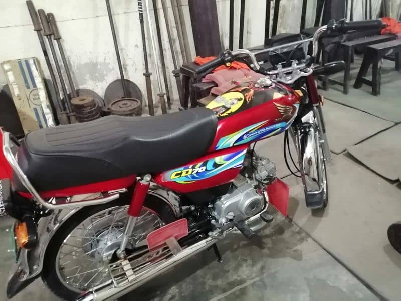 Honda cd70 bilkul new hai 4 month use hai one hand use hai 10 by 10 ha 1