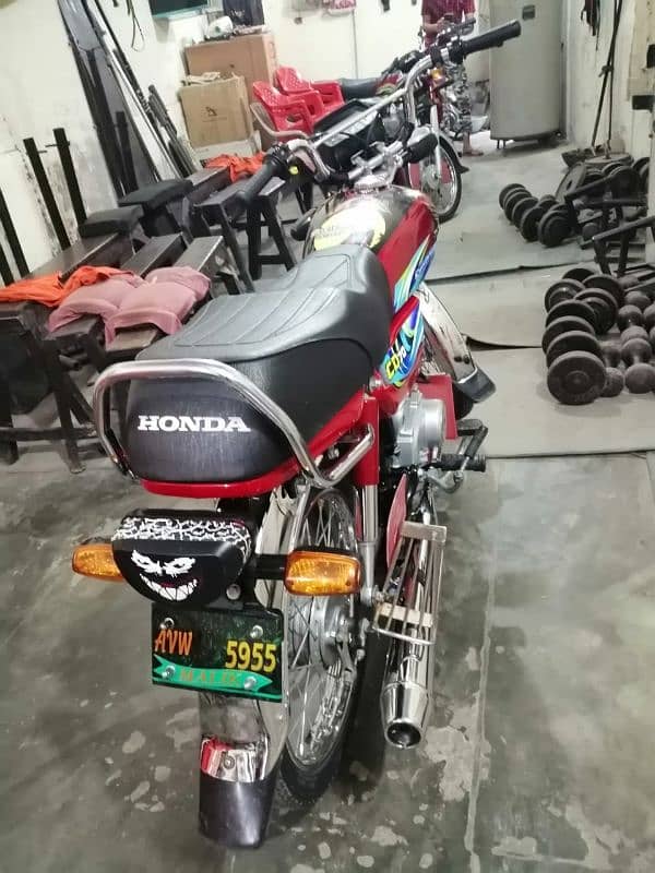 Honda cd70 bilkul new hai 4 month use hai one hand use hai 10 by 10 ha 3