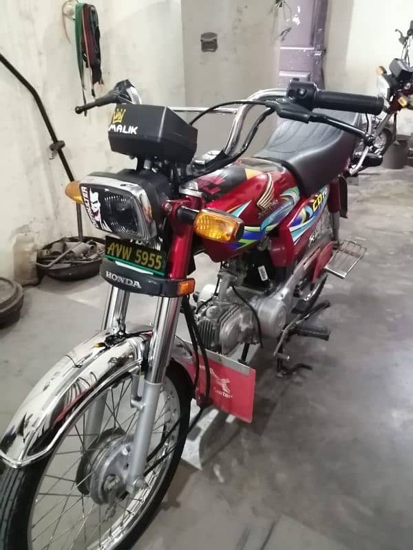 Honda cd70 bilkul new hai 4 month use hai one hand use hai 10 by 10 ha 4