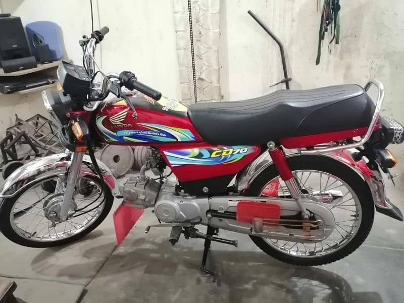 Honda cd70 bilkul new hai 4 month use hai one hand use hai 10 by 10 ha 5