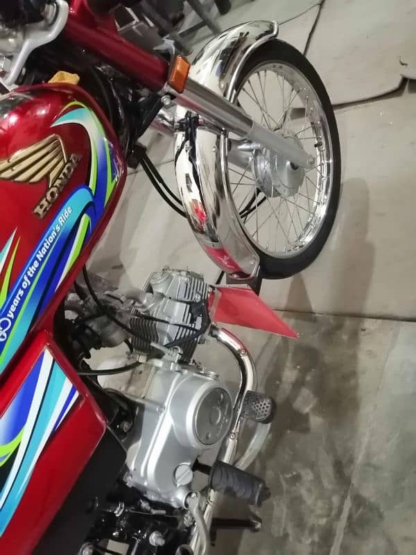 Honda cd70 bilkul new hai 4 month use hai one hand use hai 10 by 10 ha 8