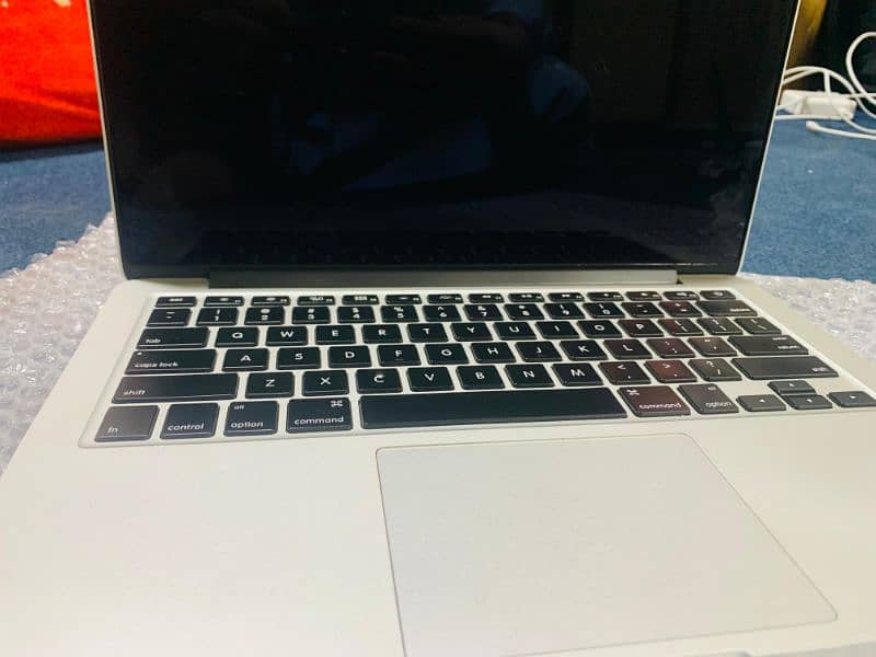 MacBook Pro 2014 . Cori 5.8 GB Ram 256 SSD Drive 1