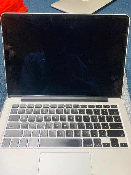 MacBook Pro 2014 . Cori 5.8 GB Ram 256 SSD Drive 4