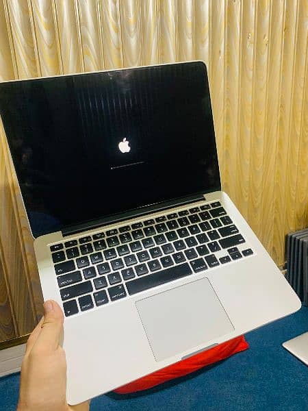 MacBook Pro 2014 . Cori 5.8 GB Ram 256 SSD Drive 5