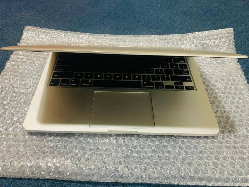 MacBook Pro 2014 . Cori 5.8 GB Ram 256 SSD Drive 7