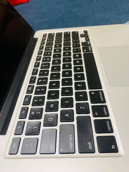 MacBook Pro 2014 . Cori 5.8 GB Ram 256 SSD Drive 9