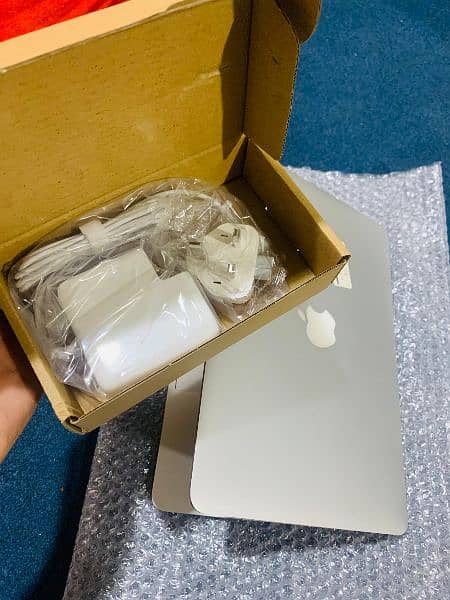 MacBook Pro 2014 . Cori 5.8 GB Ram 256 SSD Drive 10