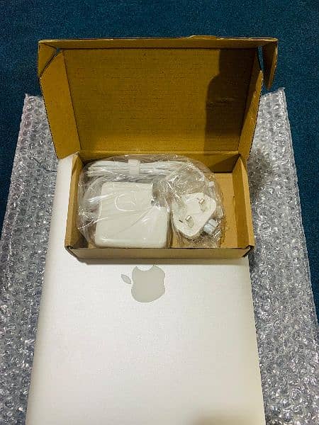 MacBook Pro 2014 . Cori 5.8 GB Ram 256 SSD Drive 11