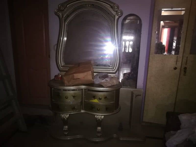 dressing table and 2 side tabel 1