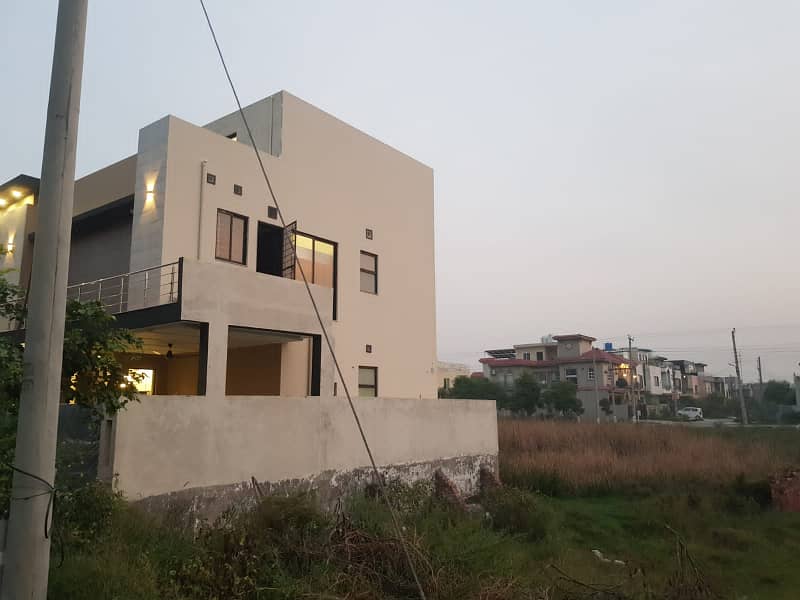 10 Marla House For Sale at Prime Location in Formanites Housing Society 19