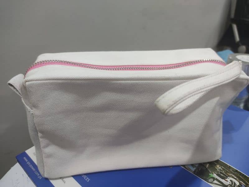 Cosmetic pouches and Trendy pencil pouches available - Export leftover 0