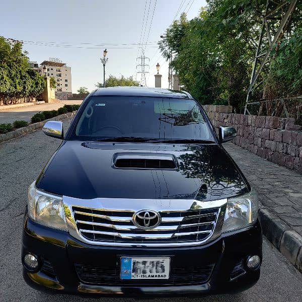 Toyota Hilux Invincible 2012 1