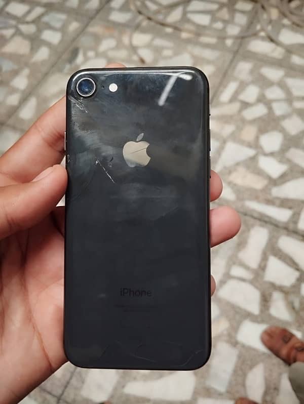 Iphone 8 pta approved 64 gb bh 76 back crack screen pa aik scratch hai 2