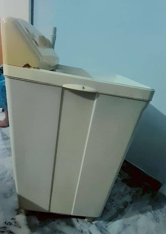 single washing machine and ful siz refregreter 4