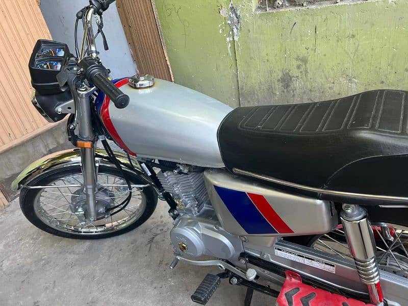 Honda 125 with Golden number 0