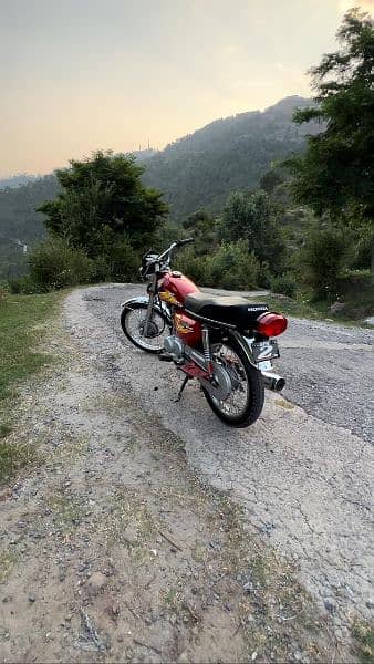 Honda 125 with Golden number 4