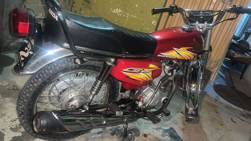 Honda 125 with Golden number 6