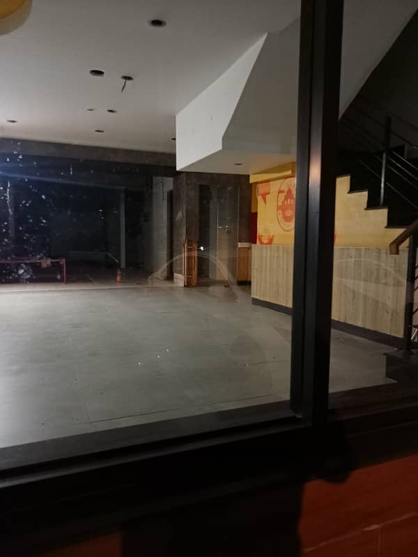 Commercial Tripple story building for rent for rent in johar town for snoker club and gym and office software house+ call centre 10