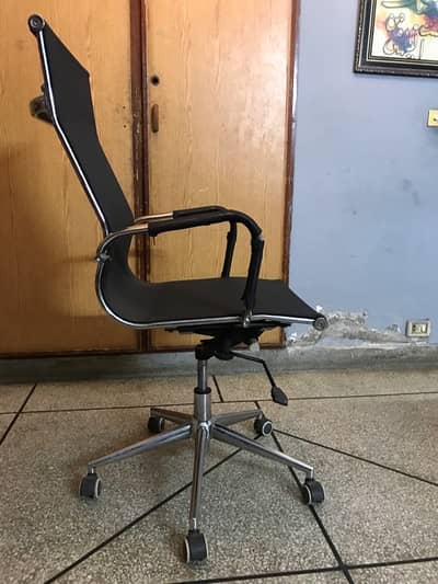 black mesh chair in lush condition