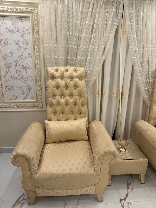 Decent and elegant looking King chairs along with table 1