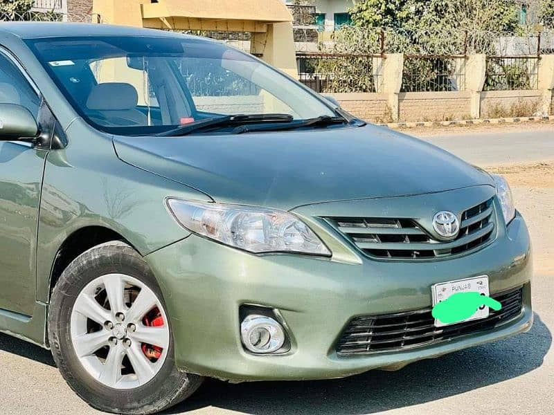 Toyota Corolla GLI 2011 model 12 ka number laga hai 1