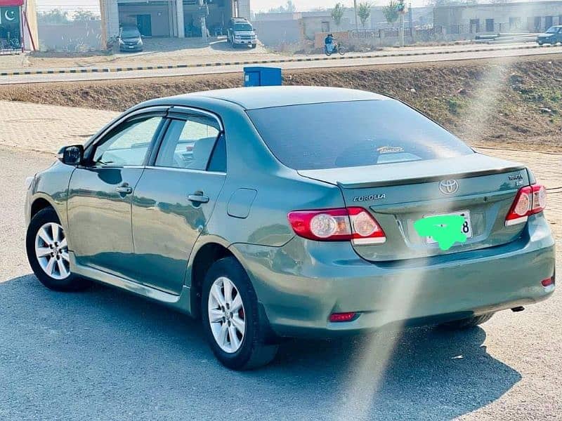 Toyota Corolla GLI 2011 model 12 ka number laga hai 4