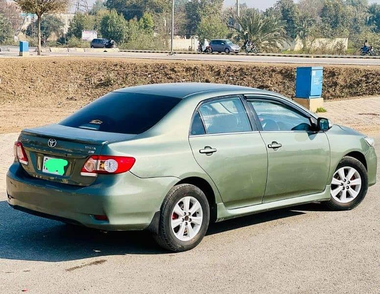 Toyota Corolla GLI 2011 model 12 ka number laga hai 5