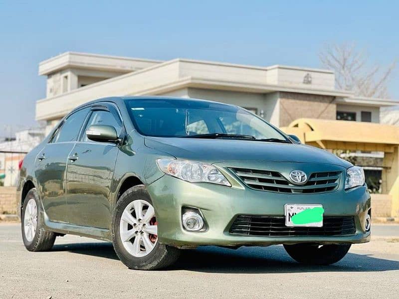 Toyota Corolla GLI 2011 model 12 ka number laga hai 6