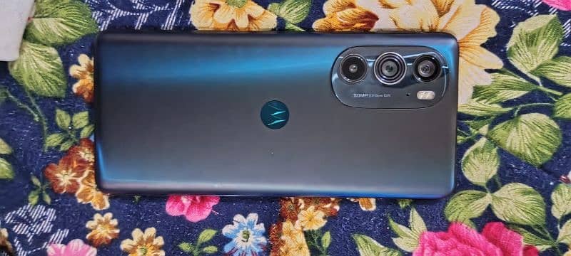 Motorola edge 30 pro (2022)  Snapdragon 8gen1 7