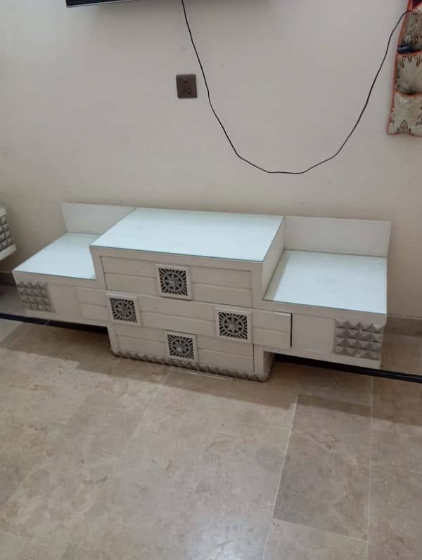 bedroom set urgent sale in reasonable price 3