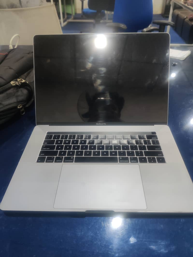 Macbook 2017 pro 15.4 inches 1